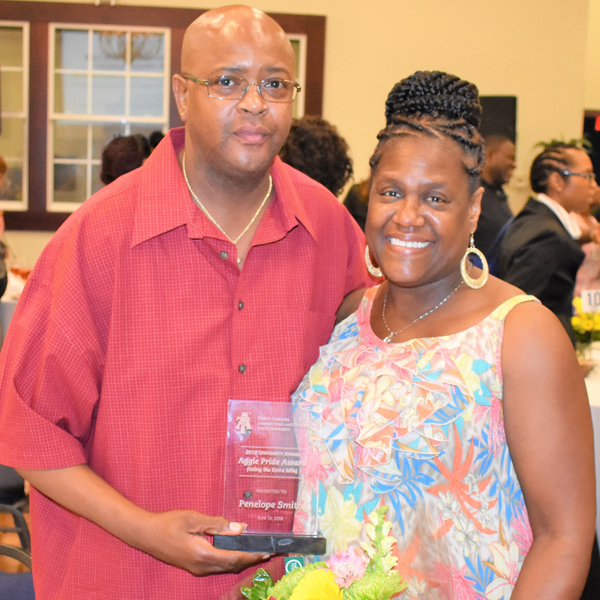 Adonica Williams receives the University Award for Excellence in Teamwork